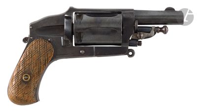 un gros plan d'un revolver à crosse en bois sur fond blanc
