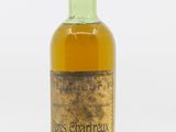 l'image d'une bouteille de vin posée sur une surface blanche
