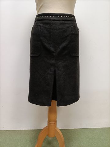 Gérard DAREL. Jupe en polyester et viscose. Détail clouté à la ta