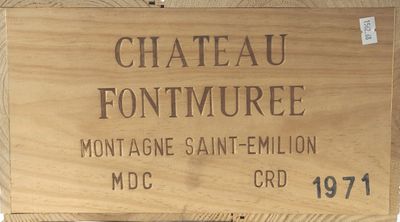 une caisse en bois sur laquelle est accrochée une pancarte indiquant « Château Fonture »