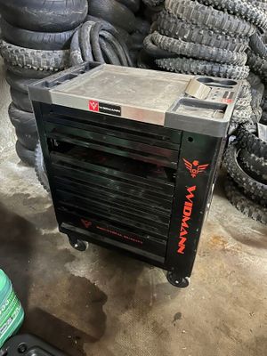 une photo d'un petit radiateur industriel dans un garage
