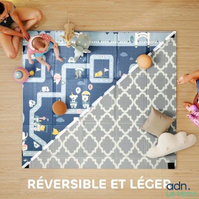 deux enfants assis par terre en train de jouer avec des jouets