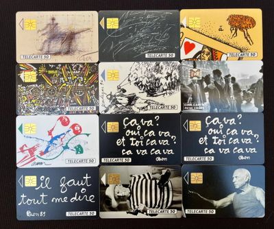 de nombreuses cartes représentant différentes images, posées sur une table