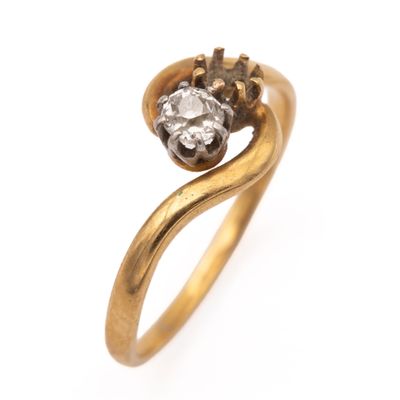 Gros plan sur une bague en or ornée d'un diamant