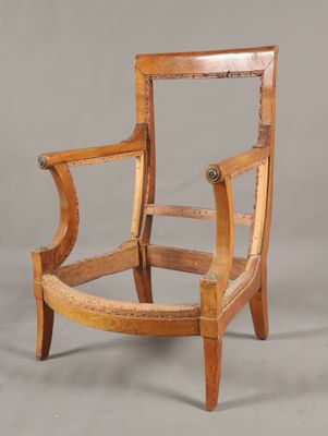 une vieille chaise en bois avec une assise en bois sur fond gris