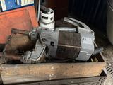 une machine posée sur une caisse en bois