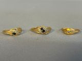 trois bagues en or ornées de pierres noires et de diamants