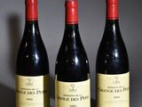 trois bouteilles de vin posées sur une table l'une à côté de l'autre