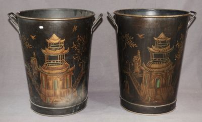 deux seaux en métal ornés de motifs asiatiques