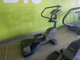 deux vélos d'appartement et un vélo d'appartement dans une salle de sport