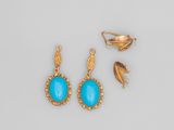 une paire de boucles d'oreilles en turquoise et une broche en feuille d'or