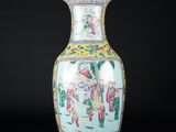 une image représentant un vase orné d'une peinture, sur fond noir
