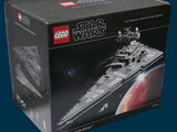une boîte contenant une maquette d'un vaisseau de Star Wars