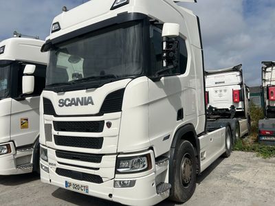 deux camions blancs garés l'un à côté de l'autre dans un parking