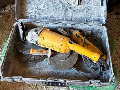 un outil dans une boîte à outils muni d'un cordon d'alimentation