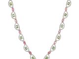 un collier orné de pierres roses, vertes et blanches sur fond blanc