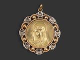 l'image d'une médaille d'or sur laquelle figure le visage d'une femme