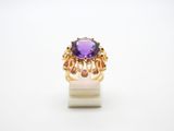 une bague en améthorate et diamant, sertie dans de l'or jaune 18 carats
