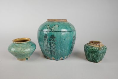 trois vases posés l'un à côté de l'autre sur une surface blanche