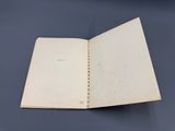 un livre ouvert posé sur une table bleue