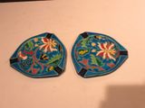 deux assiettes en forme de poisson posées sur une table