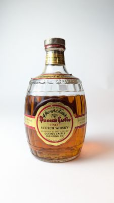 une bouteille de bourbon posée sur une surface blanche