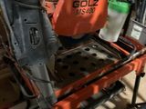 une image d'un homme travaillant sur une machine dans un garage