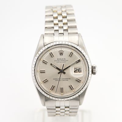 une photo d'une montre Rolex argentée avec des chiffres romains