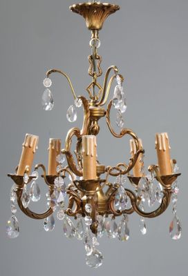 Lustre à cinq lumières en bronze doré à décor de rinceaux.