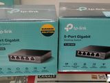 Deux boîtes de routeurs sans fil TP-Link TL-SG108D sont exposées dans un magasin