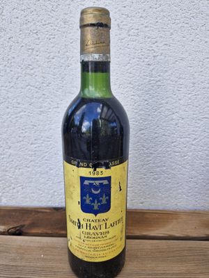 une bouteille de vin posée sur une table en bois