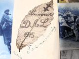 une pile de vieilles cartes postales sur lesquelles figurent de vieilles photos