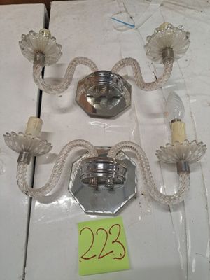 deux appliques en verre posées sur une table, avec une étiquette de prix