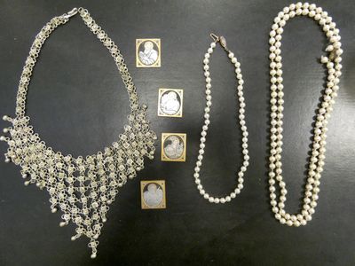 plusieurs bijoux, dont un collier, un bracelet et une broche
