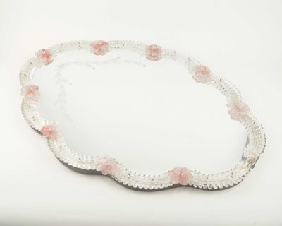 plateau ovale orné de perles, avec des fleurs roses sur fond blanc