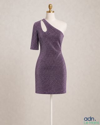 une robe violette sur un mannequin, un mannequin, un mannequin, un mannequin, un mannequin, un mannequin, un mannequin, un mannequin, un mannequin