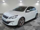 la voiture blanche est garée sur un sol en damier dans le garage