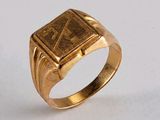 un gros plan d'une bague en or sur laquelle figure un chiffre romain
