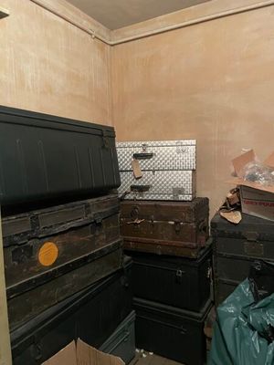 une pièce où il y a beaucoup de cartons et une télévision