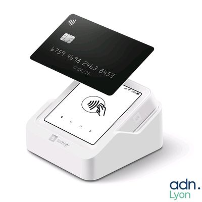 une image représentant un porte-carte de crédit contenant une carte de crédit