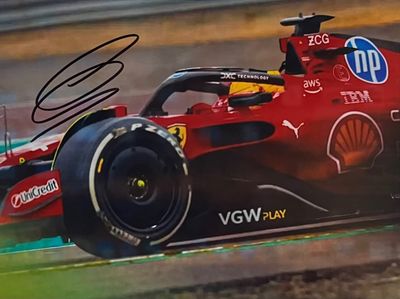 photo dédicacée d'une voiture de course Ferrari en pleine action sur un circuit