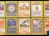 Plusieurs cartes Pokémon sont disposées sur une surface noire
