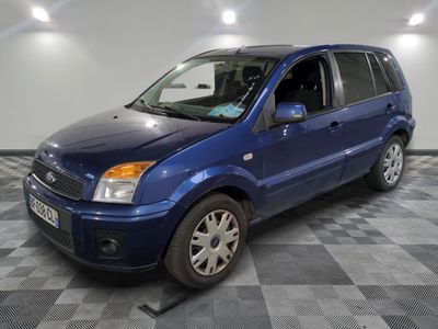 la photo d'une petite voiture bleue garée dans un garage