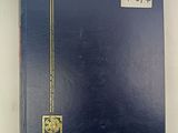 un livre bleu sur lequel est collé un autocollant jaune