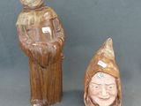deux figurines en céramique représentant un homme et une femme coiffés d'un chapeau