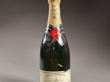 une bouteille de champagne posée sur une table
