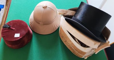 Dans le dressing : Réunion de trois COIFFES dont un haut de … - Photo 1