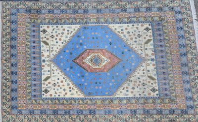 une image représentant un tapis bleu orné d'un motif en losanges