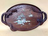 un plateau en bois orné d'un oiseau et de fleurs
