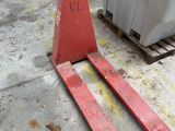 un cariste assis sur une palette dans un entrepôt